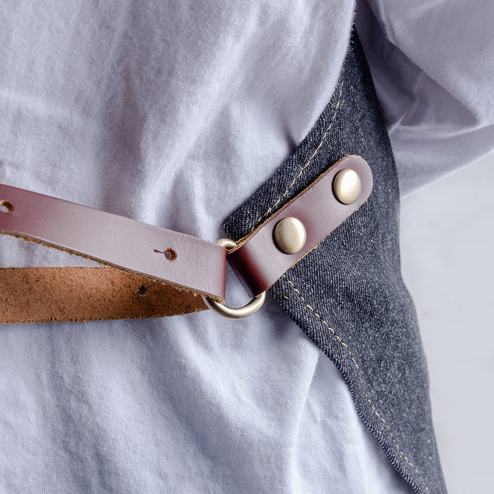 Schürze mit Lederriemen