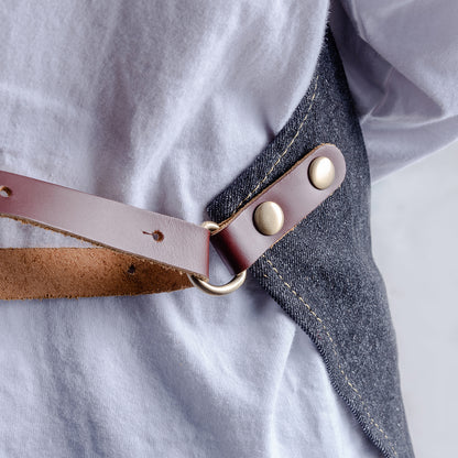Schürze mit Lederriemen