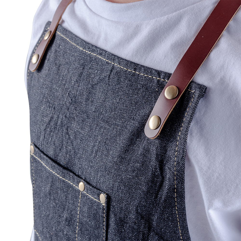 Schürze mit Lederriemen